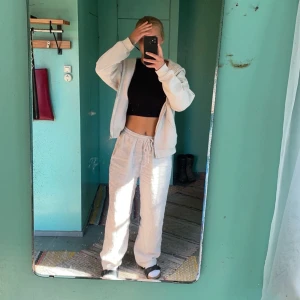 Beige zip hoodie  - Mycket bra skick och tjockt material, storlek xs. Jag är 165 och den passar mig bra. 