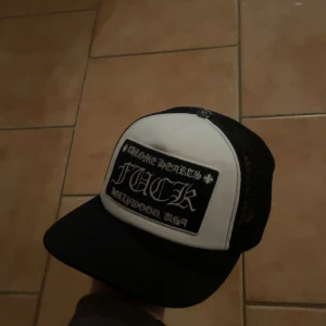 CHROME HEARTS keps - Säljer en svart och vit chrome keps, kepsen har ett nätmaterial baktill för bra ventilation Perfekt för en avslappnad stil och den passar ALLA🗣️(använd bara ett få par gånger)PRIS SÄNKS LITE  VID SNABB AFFÄR 