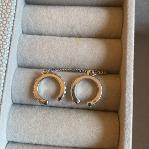 Sivriga ear cuffs  - Säljer en ear cuff som är två ear cuffs med en kedja🩷 går såklart att knipsa bort kedjan om man föredrar det. Köpt på new yorker och max använd 5 gånger 