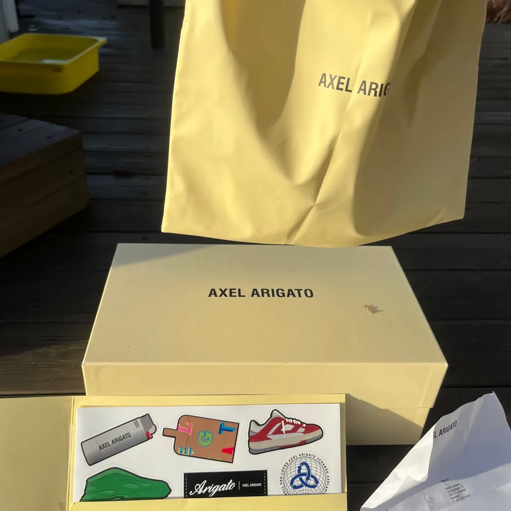 Säljer ett par vita sneakers från Axel Arigato i bra skick. Skorna har en färgglad broderad fågel på sidan och klassisk snörning. De kommer med originalkartong och dustbag. Ny pris runt 2700 kommer med kvitto, priset ja säljer dem för 1000 . Skor.