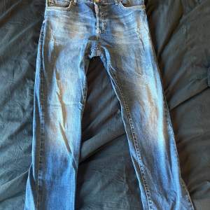 Säljer ett par snygga blå jeans från Dsquared2 i bra skick. De har en klassisk straight fit och är tillverkade i Italien. Perfekta för både vardag och fest! 🕺