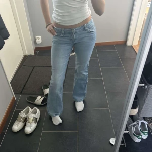 Lågmidjade jeans!! - Asnygga jeans som tyvärr inte kommer till användning, därav knappast använda och har inga defekter!!💖💖💕