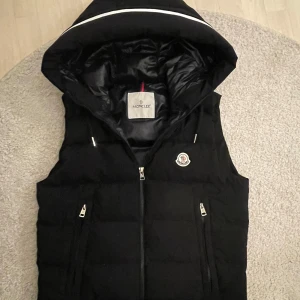 Moncler Väst - Säljer min Moncler väst i storlek 1=S som är riktigt snygg och varm, knappt använd, inga märken och västen är i helt nytt skick bara att dragkedjan kan vara trög ibland! Mer bilder och info i DM🤝