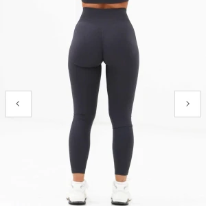 Lazuli label Scrunch leggings  - Lazuli label Scrunch Seamless Ribbed Contour Leggings i färgen Charcoal Grey i storlek M. Sparsamt använda , mycket fint skick . Nypris: 742 kr🥰