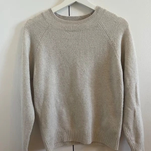 Beige stickad tröja - Ljusbeige stickad tröja från Veromoda i storlek xs. Använd 1 gång och därefter tvättad så i mycket bra skick, dock nopprig men inte mycket annars inga defekter. Säljer även i grå och ljusblå (i andra annonser)! Köparen betalar frakten!