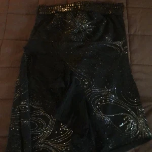 Svart glittrig tubtopp - Säljer en superfin svart glittrig tubtopp.Perfekt för en utekväll eller nyårsfest. 🖤✨