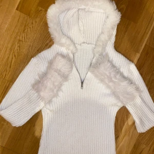 Y2K pälströja - Skriv om ni vill köpa! . Y2K pälshoodie. Klippt själv nere. Lite nopprig