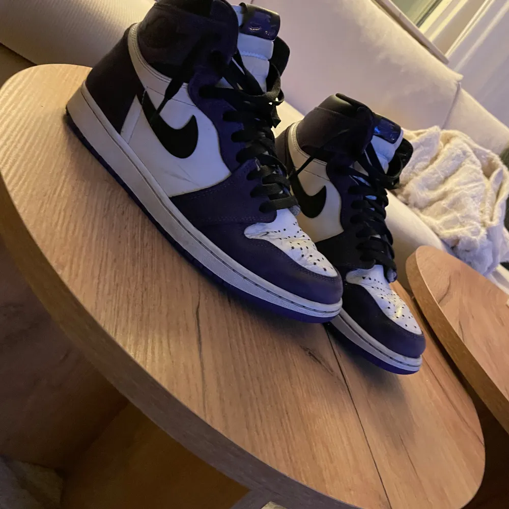 Jordan 1 high.    Lila och vita, köpte för unge för 1 år sedan. Har knappt använt själv, dom är rätts så kressade från förra ägaren. Där av priset. Skor.