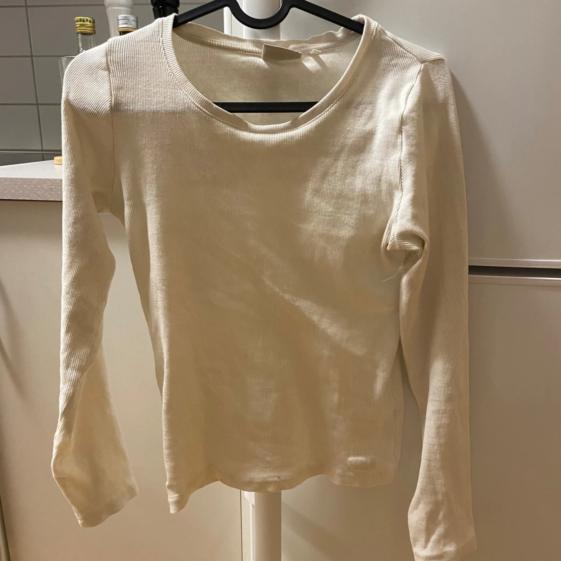 Vit ribbad långärmad tröja