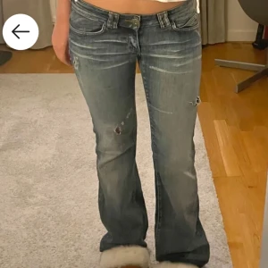 lågmidjade jeans - säljer dessa jätte snygga lågmidjade jeans i xs, säljer då de tyvärr var lite stora på mig vilket var väldigt synd för jag älskar de💕jätte fina slitningar och fickor, skriv för fler bilder och frågor💕midjemått 35-36