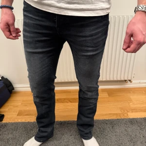 Svartgrå jeans slim - Feta jeans i bra skick. Storlek 27x32, modell slim fit