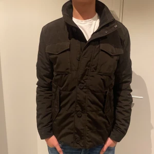 J Lindeberg jacka - Säljer nu denna j.Lindeberg jackan som passar perfekt till hösten/vintern, storlek L (passar även M). Jackan är i nyskick, 9/10. Nypris ligger runt 4000kr. Tveka inte på att höra av dig vid minsta fundering