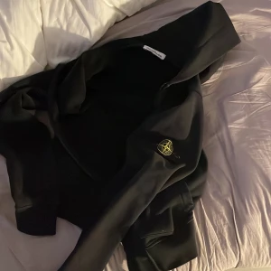 Svart hoodie från Stone Island - Tröja