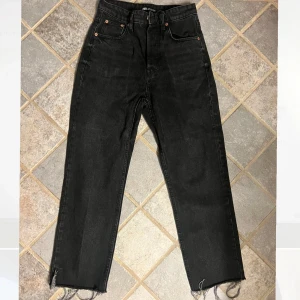 Svarta jeans från Zara - Säljer ett par svarta jeans från Zara i storlek 36. De har en hög midja och en straight passform, Nyskick!