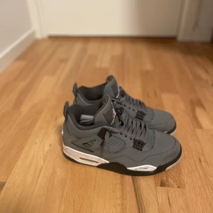  Nike Air Jordan 4 ”cool grey” - Säljer ett par grå Nike Air Jordan 4s i bra skick. Använda med en del missfärgningar men utöver de så är de i bra skick. Perfekta för både vardag och fest. Skorna har snörning och är bekväma att bära.