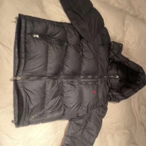 Ralph lauren jacka - Svart Ralph lauren jacka i bra skick, litet slitage på vänster arm. Pris kan diskuteras vid snabb affär.