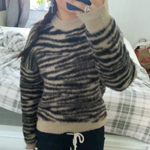 Zebramönstrad stickad tröja🥰 - Supermysig stickad tröja med zebramönster! Så varm och skön till hösten och vintern🥰Jättebra skick!💞Skriv vid frågor eller intresse!😇💞