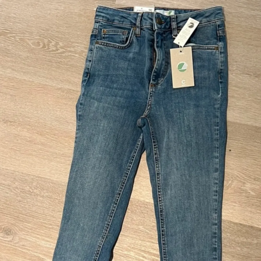 Säljer ett par snygga blå jeans med hög midja. De har en klassisk femficksdesign och en knappgylf. Perfekta för både vardag och fest! 🥳. Farkut & Housut.
