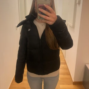 Calvin Klein short puffer jacket xxs - Populär calvin klein jacka i fint skick, storlek xxs. Använd några gånger förra vintern. 