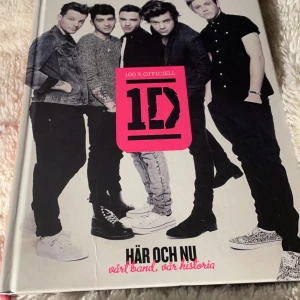 One direction bok - Säljer boken 'Här och nu: Vårt band, vår historia' av One Direction. Den är 100% officiell och ger en inblick i bandets resa. Perfekt för fans som vill veta mer om deras historia och upplevelser. Boken är i gott skick och har en färgglad framsida med bandmedlemmarna.
