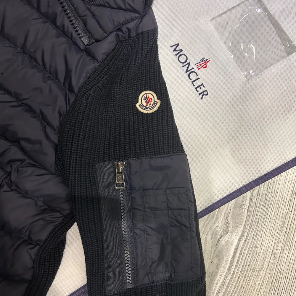 Moncler Cardigan till salu Säljer min mörkblå Moncler cardigan i storlek L (passar även M). Den är i toppskick och endast använd i 4 månader. Kvitto medföljer som bevis på äkthet.  Anledningen till försäljningen är att jag ska flytta utomlands och inte behöver den längre.  Hör av dig vid intresse!. Jackor.