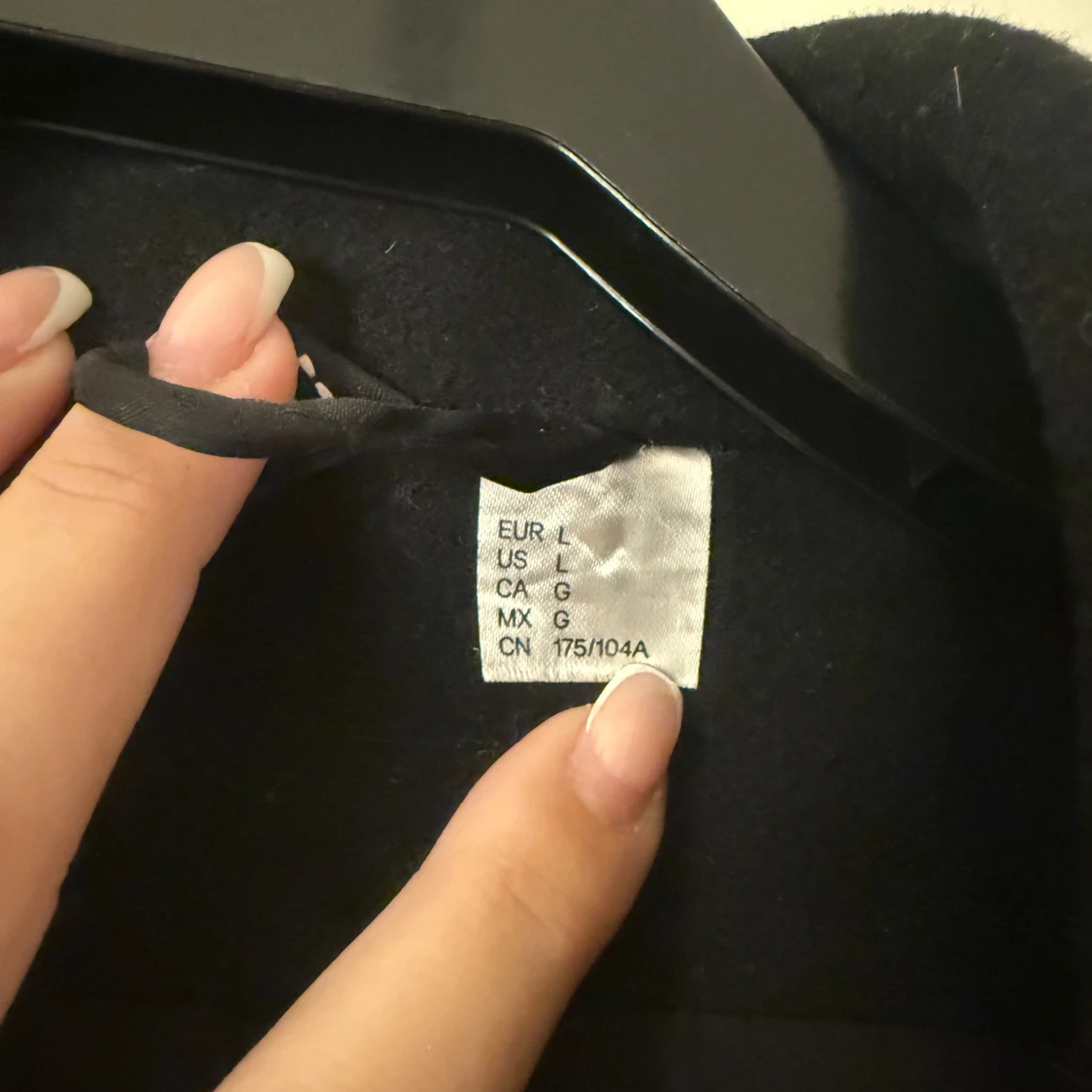 Svart kappa med knappar - 92