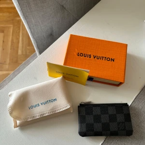 LV Key Pouch - Jätte bra skick förutom att lådan är lite skadad (kan skicka bild) men själva key pouchen är perfekt skick