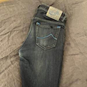 Säljer mina Jacob Cohen Jeans. De är använda men inga defekter, hål mm. Modell 688 C, Slim fit Hör av er med Frågor!