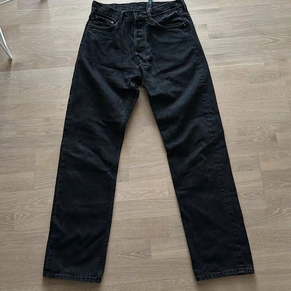 Säljer ett par lätt baggy  jeans i bra skick. Weekday modell Space. Strlk 27/32. Svarta. Jeans & Byxor.