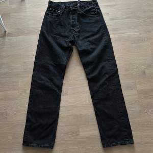 Säljer ett par lätt baggy  jeans i bra skick. Weekday modell Space. Strlk 27/32. Svarta