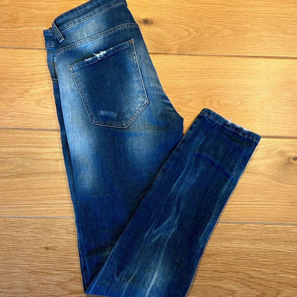 Säljer dessa rikrigt snygga jeans från dsquared 2. Skicket är 10/10 aldrig använda på grund av att dom var för stora för mig. . Jeans & Byxor.