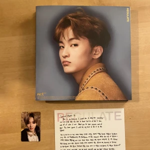 NCT 127 Mark Regulate Album. All original items included (Yuta Photocard) - Säljer ett NCT 127  Mark Lee 'Regulate' album.  Inkluderar ett Yuta pc, bildbok med medlemmarna, cd och nåt textkort (vet inte riktigt vad det är) Vid intresse av endast PC skriv till mig!<3