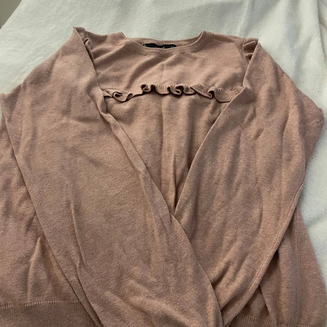 Rosa tröja med volangdetaljer från Mango