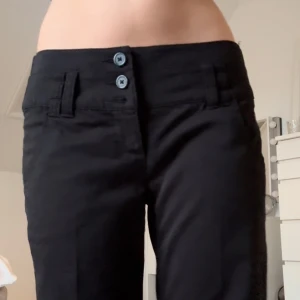 lågmidjade Kostymbyxor  - Supersnygga lågmidjade kostymbyxor med detaljer i storlek 34 från Edc by Espirit. (Finns tre knappar, glömde bara knäppa den sista🙈) Kom med pris förslag och skriv för bättre bilder🥰