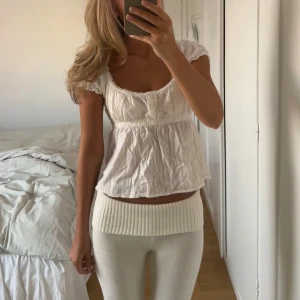 Vit blus - Populär blus i superfint skick (bara lite skrynklig)💕