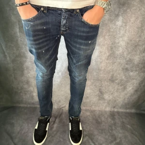 DONDUP GEORGE JEANS  - // Dondup George jeans | storlek w32, benlängd: 98cm, midjemått: 39cm | Nypris runt 4000 | Kontakta för fler frågor eller funderingar // Deluxecloset 