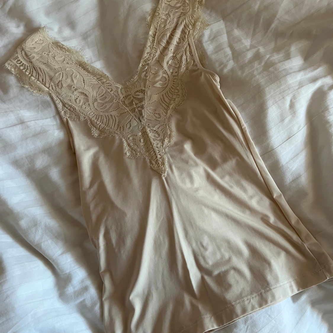 Beige linne med spetsdetaljer