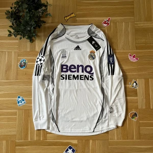 David Beckham #23 Real Madrid fotbollströja - Säljer en David Beckham #23 Real Madrid-tröja från Adidas.                                                                                        ✅ Nytt skick 📏 Storlek M 📦 Snabb leverans    • Om du har några frågor, skicka gärna ett privat meddelande :)