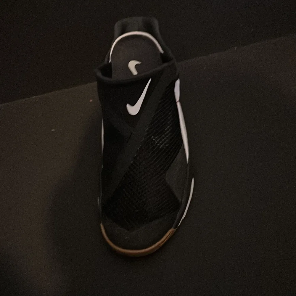 Nike skor som en del av en limiterad Nike fly ease serie, serien handlar om att man inte ska behöva använda händerna till att sätta på skorna. Skorna är lätta att sätta på och extremt sköna på foten. Dem är lätta och sköna under sommaren pris kan diskuteras.                                                              Nypris: 1500     . Skor.