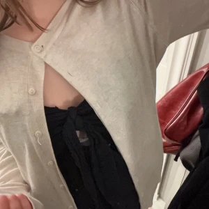 Beige kofta med knappar - Säljer en superfin beige kofta med knappar framtill. Den är perfekt för både vardag och lite kyligare kvällar. Koftan har en normal passform och långa ärmar, vilket gör den både bekväm och stilren. Passar perfekt över en topp eller klänning!