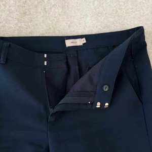 Mörkblå kostymbyxor från Nelly - Säljer dessa super snygga marinblå kostymbyxor från Nelly, säljer då det är på gränsen till för korta på mig som är 174, de är använda 3-5 gånger så de är väldigt bra skick💕 
