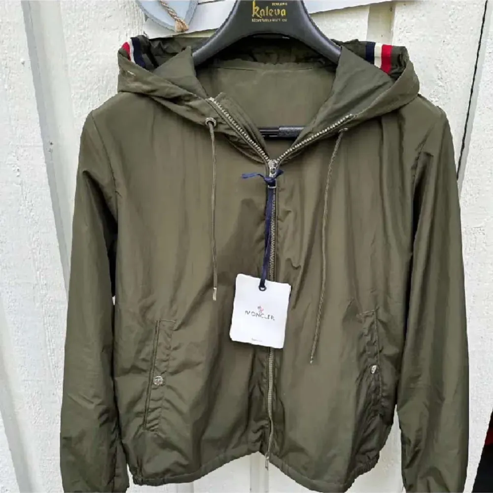 Säljer denna asfeta windbreakers från moncler i färgen olivgrön. Skick 9,8/10 köptes från Plick för ca 5000 o är för liten därav säljer jag den för endast 2999. Hör gärna av er vid frågor och funderingar🙌🏼. Jackor.