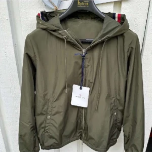 Moncler Windbreaker - Säljer denna asfeta windbreakers från moncler i färgen olivgrön. Skick 9,8/10 köptes från Plick för ca 5000 o är för liten därav säljer jag den för endast 2999. Hör gärna av er vid frågor och funderingar🙌🏼