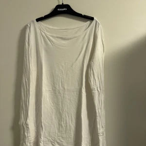 Vit långärmad tröja från Intimissimi - Säljer en enkel och stilren vit långärmad tröja från Intimissimi. Perfekt för lager-på-lager eller som den är. Tröjan är i ett mjukt och bekvämt material, idealisk för både vardag och avslappnade tillfällen. Passar perfekt till jeans eller kjol!