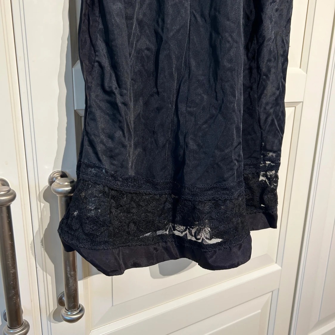 Svart satin klänning med spetsdetaljer - 90