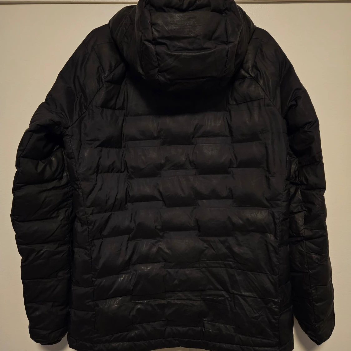 Svart dunjacka från Peak Performance - 90