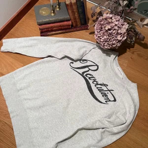 Isabel Marant Étoile stl 40 - Säljer en snygg grå sweatshirt Isabel Marant Étoile stl 40. Tröjan är i bra skick och har långa ärmar med ribbade muddar. Hittat ett litet hål i mudd, se bild. Perfekt för en avslappnad stil eller en chill dag hemma. Passar till det mesta och är superbekväm! ✨