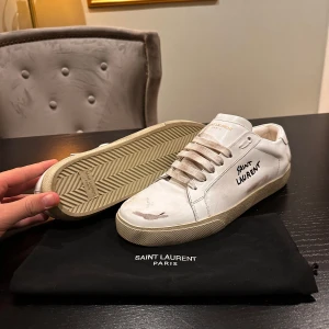 Ovanliga ysl sneakers - Säljer ett par vita Saint Laurent sneakers i perfekt skick. De har en klassisk design med snörning och Saint Laurent-logga på sidan. Ovanliga och perfekta slitningar gjorda av ysl. Perfekta för sommaren. Pris går att diskutera!