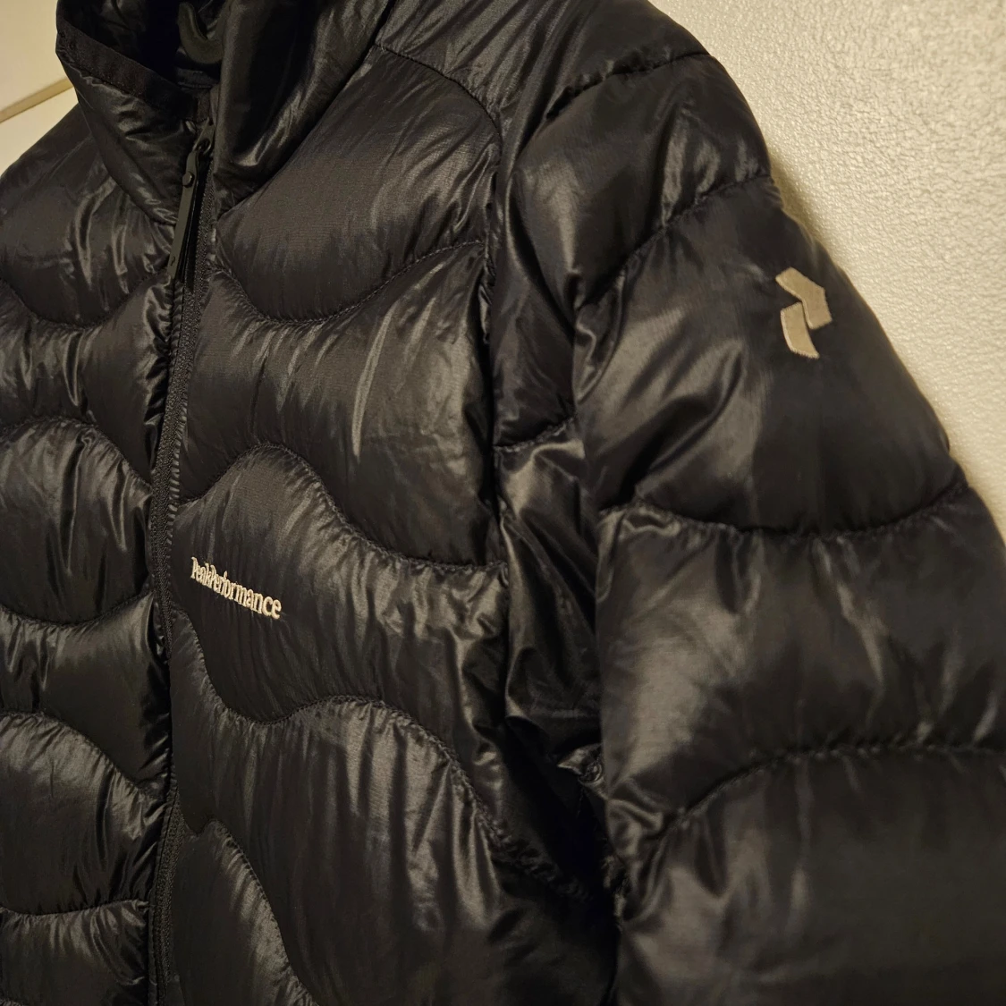 Svart pufferjacka från Peak Performance - 91