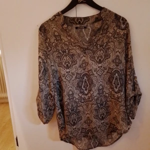 Blus Med Mönster Från My Hailys - Grön aktig blus med mönster från my hailys.  Katt finns I hemmet